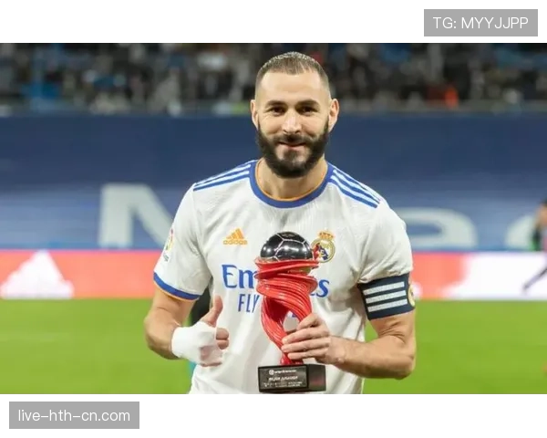 本泽马的战术核心地位解析：角色适配度与实际影响力评估